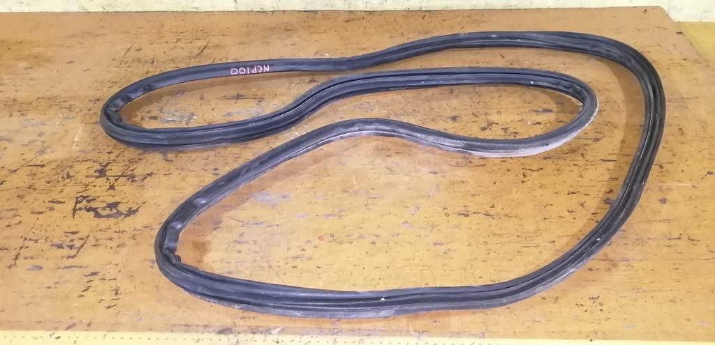 уплотнительная резинка багажника Toyota Ractis 0