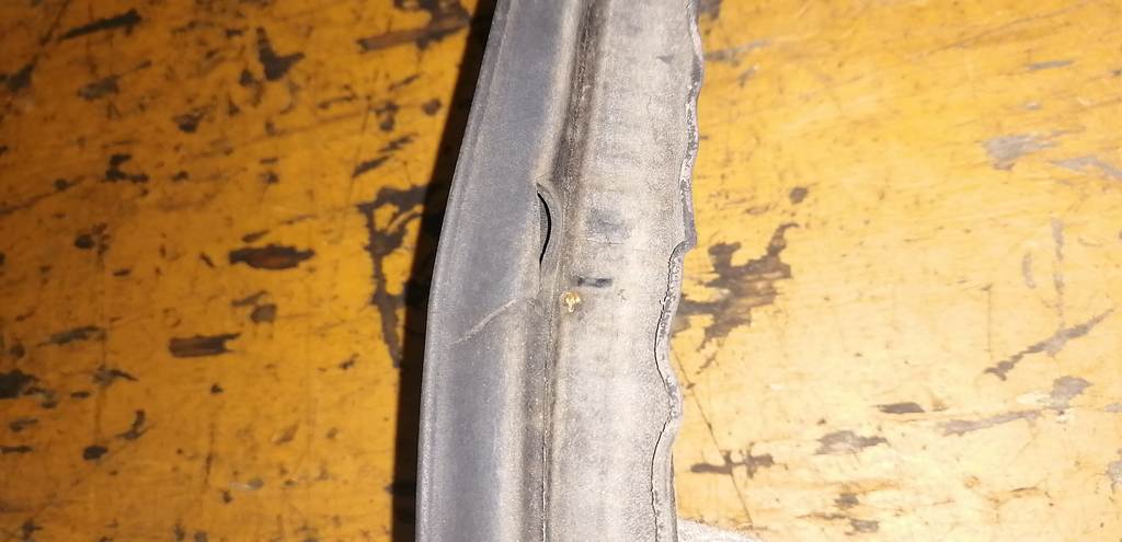 уплотнительная резинка багажника Nissan Teana 3