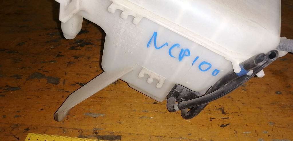RACTIS NCP100 БАЧОК ОМЫВАТЕЛЯ С МОТОРЧ. Toyota Ractis 1