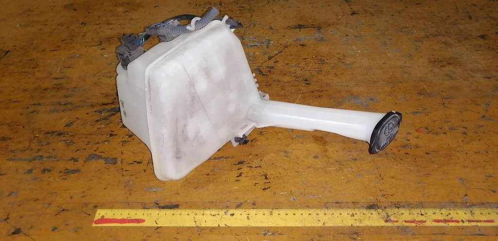 бачок омывателя Toyota Ractis 3