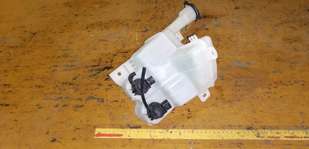 PASSO KGC30 БАЧОК ОМЫВАТЕЛЯ С МОТОРЧ. Toyota Passo 1