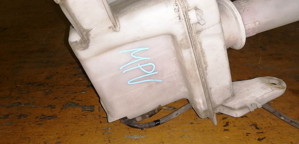 MPV LW5W БАЧОК ОМЫВАТЕЛЯ С МОТОРЧ. Mazda MPV 1