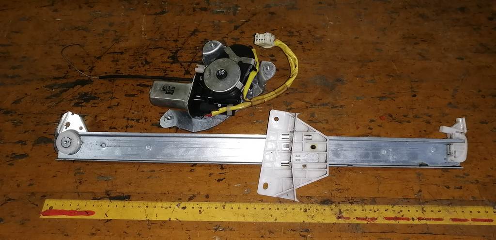 DEMIO DW3W МОТОР СТЕКЛОПОДЪЕМНИКА ПЕРЕДНИЙ ПРАВЫЙ Mazda Demio 1