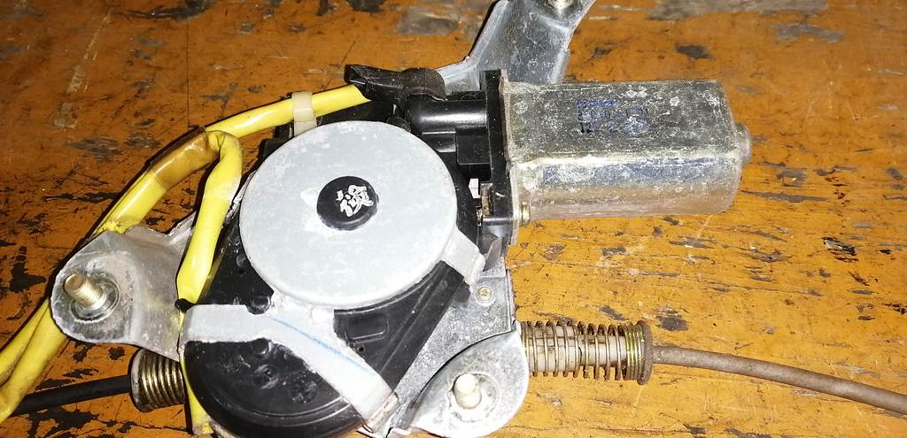 DEMIO DW3W СТЕКЛОПОДЪЕМНИК ПЕРЕДНИЙ ПРАВЫЙ Mazda Demio 1