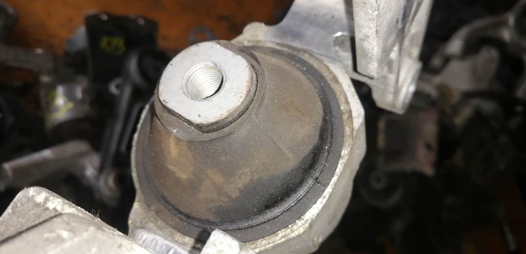 подушка двигателя Nissan X-Trail 3