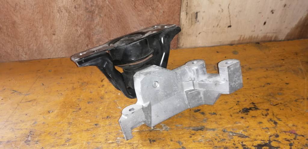 подушка двигателя Nissan Note 3