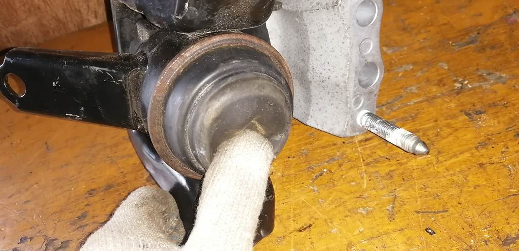 PASSO KGC30 ПОДУШКА ДВС ПРАВАЯ Toyota Passo 1