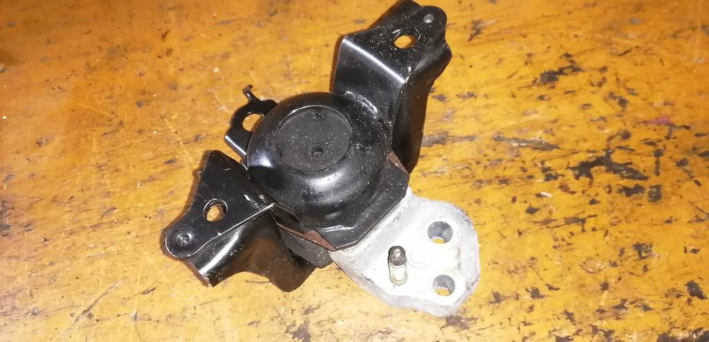 FUNCARGO NCP20 ПОДУШКА ДВС ПРАВАЯ Toyota Funcargo 1