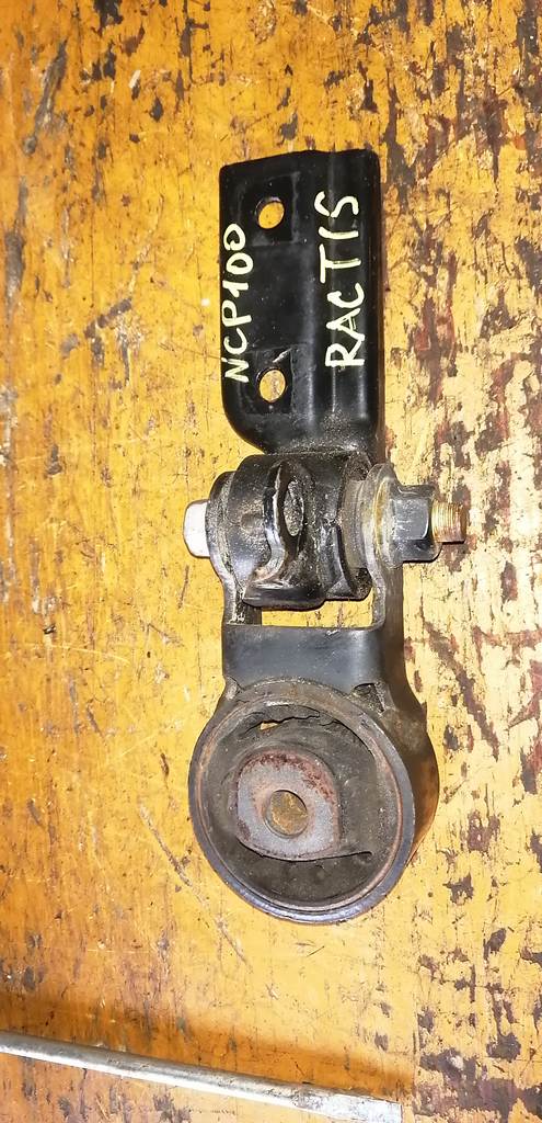 подушка двигателя Toyota Ractis 0