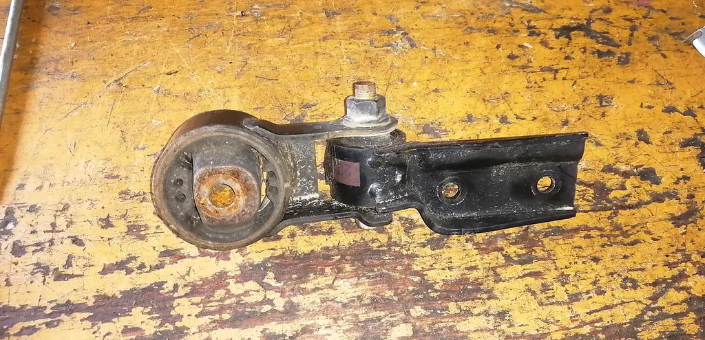 RACTIS NCP100 ПОДУШКА ДВС ЗАД. Toyota Ractis 1