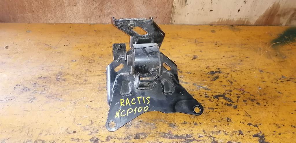 подушка двигателя Toyota Ractis 0