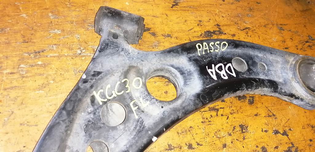 PASSO KGC30 РЫЧАГ ПЕРЕДНИЙ ЛЕВЫЙ Toyota Passo 1