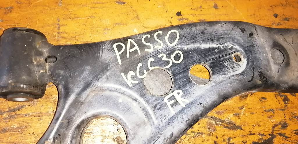 PASSO KGC30 РЫЧАГ ПЕРЕДНИЙ ПРАВЫЙ Toyota Passo 1
