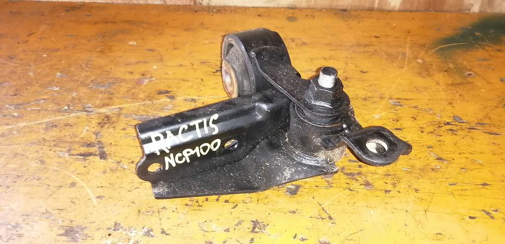 подушка двигателя Toyota Ractis 0