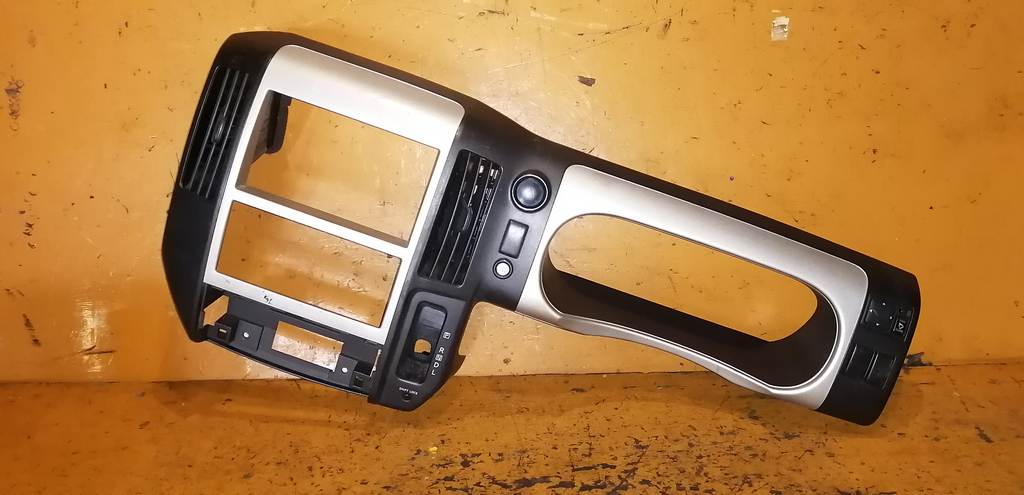 консоль магнитофона Nissan Serena 0
