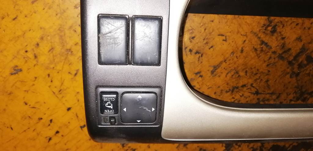 консоль магнитофона Nissan Serena 3