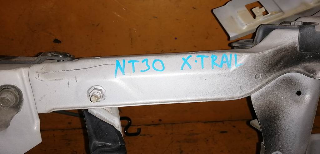 X-TRAIL NT30 ПЛАНКА РАДИАТОРА ВЕРХ. Nissan X-Trail 1