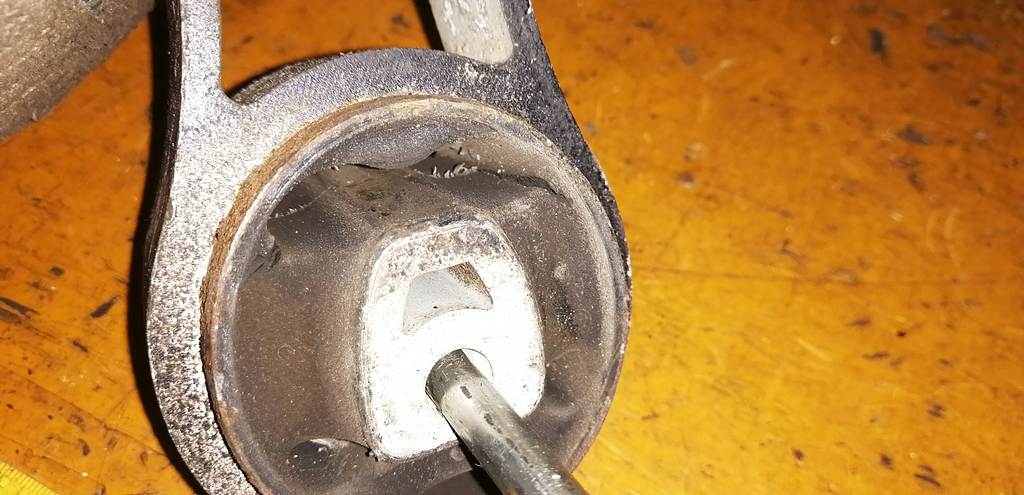подушка двигателя Mazda Demio 3