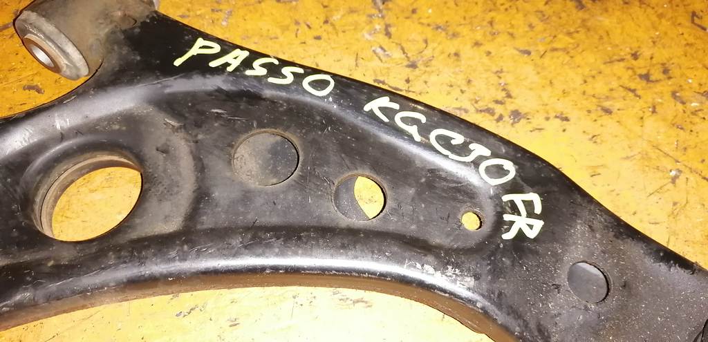 PASSO KGC30 РЫЧАГ ПЕРЕДНИЙ ПРАВЫЙ Toyota Passo 1