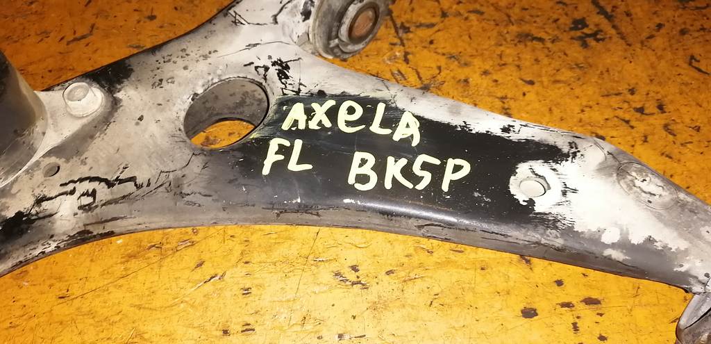 AXELA BK5P РЫЧАГ ПЕРЕДНИЙ ЛЕВЫЙ, порван пыльник Mazda Axela 1