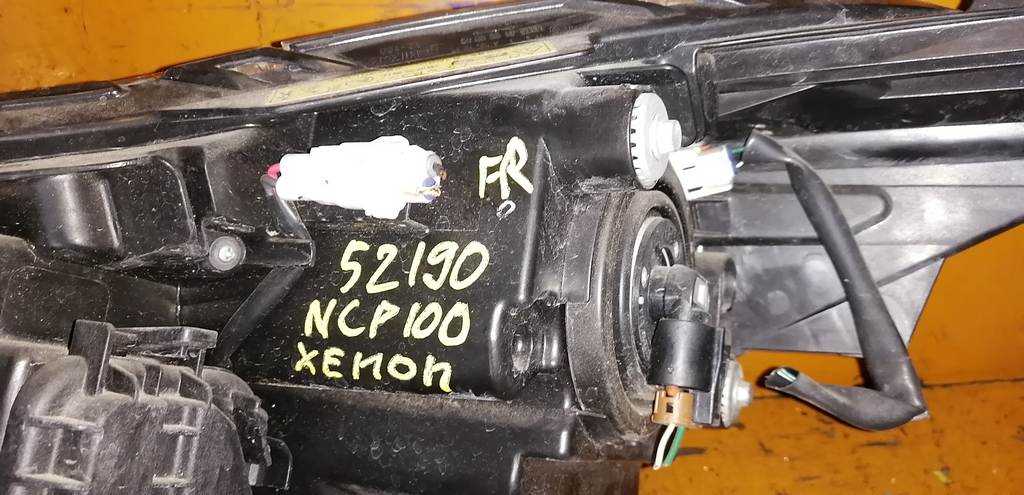 RACTIS NCP100 ФАРА ПРАВАЯ 52190 XENON Toyota Ractis 1