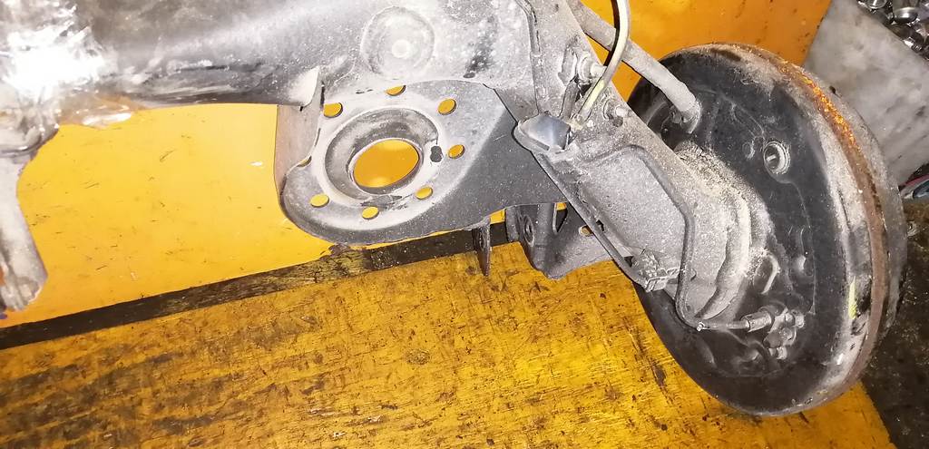 балка со ступицами Toyota Ractis 3