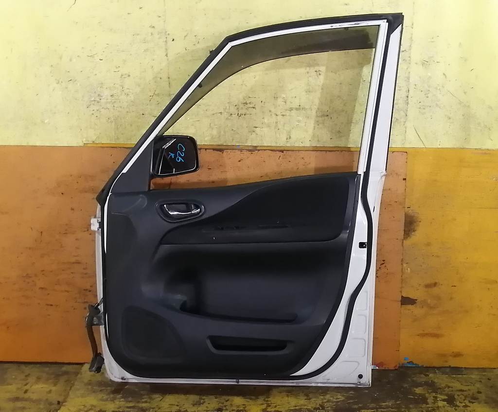 дверь Nissan Serena 3