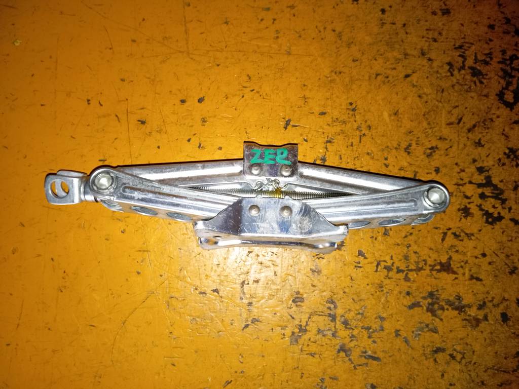 INSIGHT ZE2 ДОМКРАТ Honda Insight 1