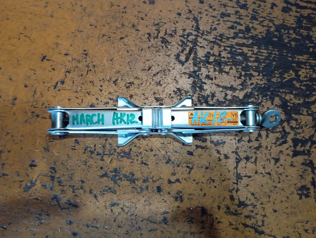 домкрат Nissan March 0