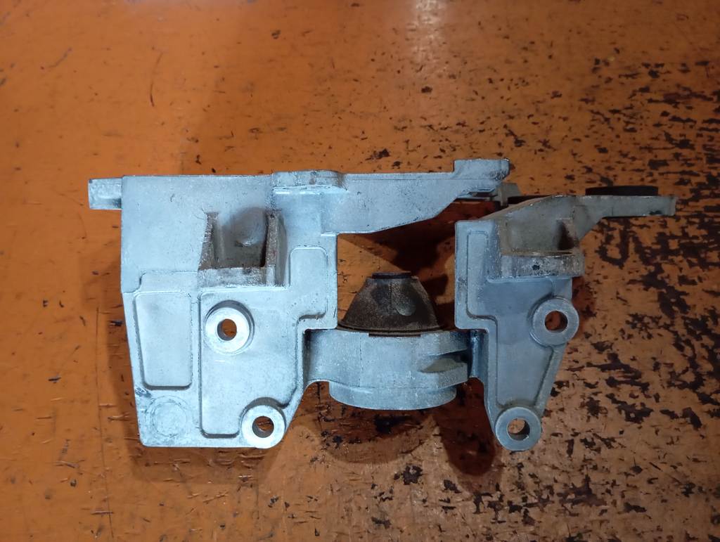 подушка двигателя Nissan Serena 3