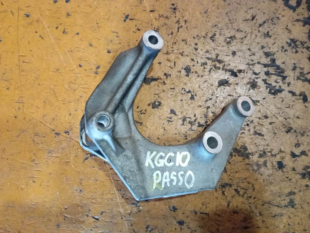 кронштейн опоры двигателя Toyota Passo 0