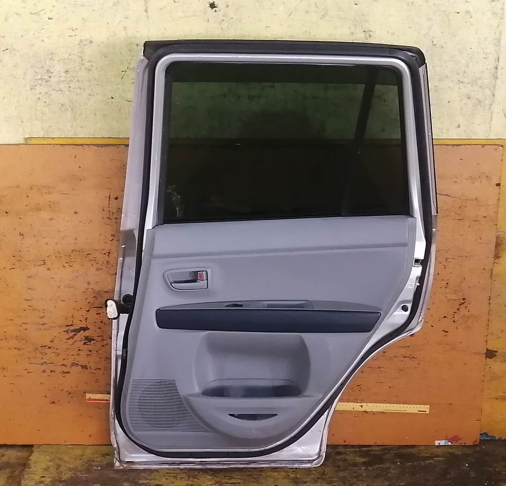 дверь Mazda Demio 3