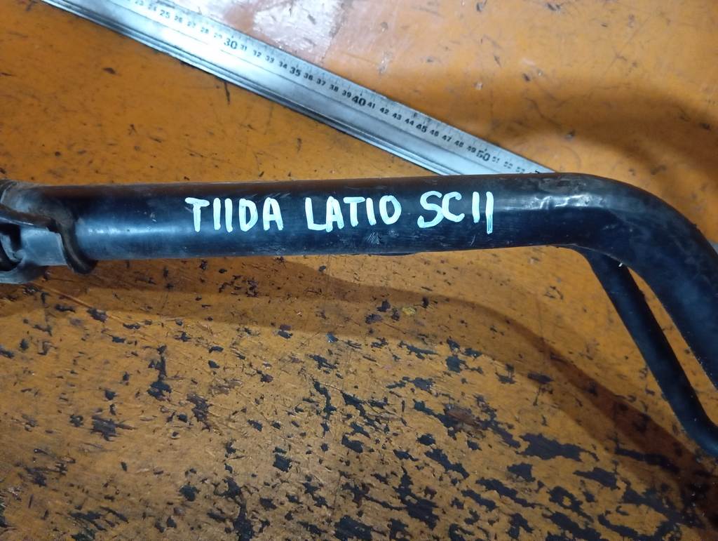 TIIDA LATIO SC11 ЗАЛИВНАЯ ГОРЛОВИНА БЕНЗОБАКА Nissan Tiida Latio 1