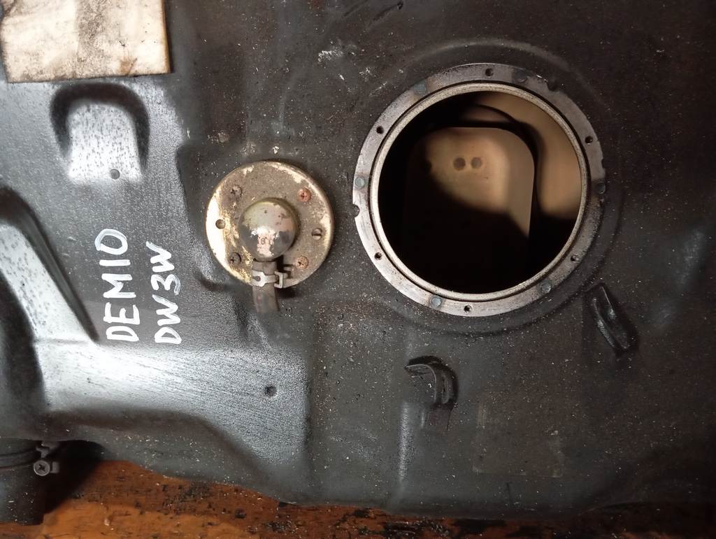 DEMIO DW3W ТОПЛИВНЫЙ БАК Mazda Demio 1
