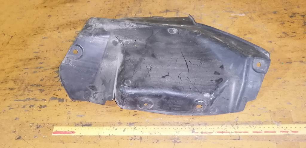 подкрылок Nissan Serena 0