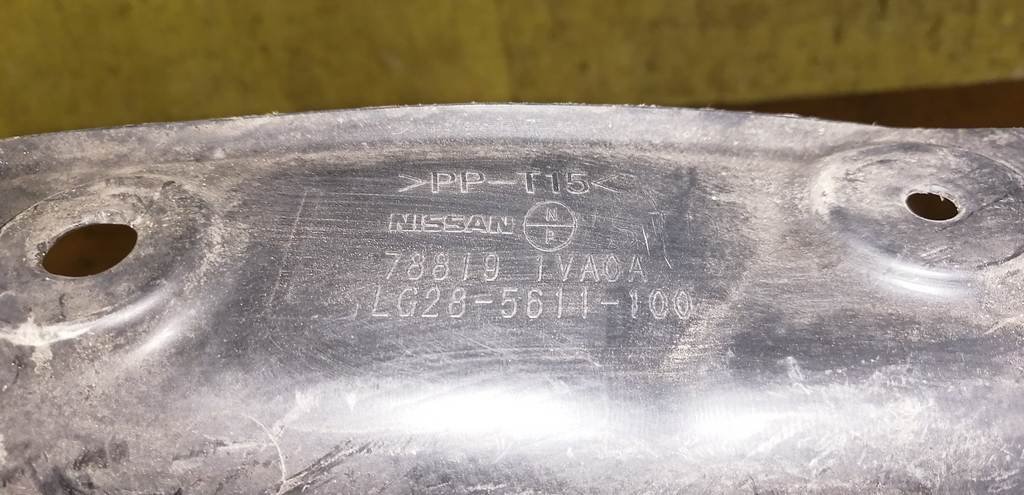 подкрылок Nissan Serena 3