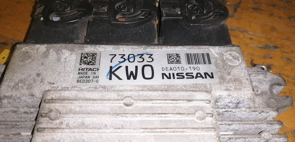 блок управления двс Nissan Serena 3