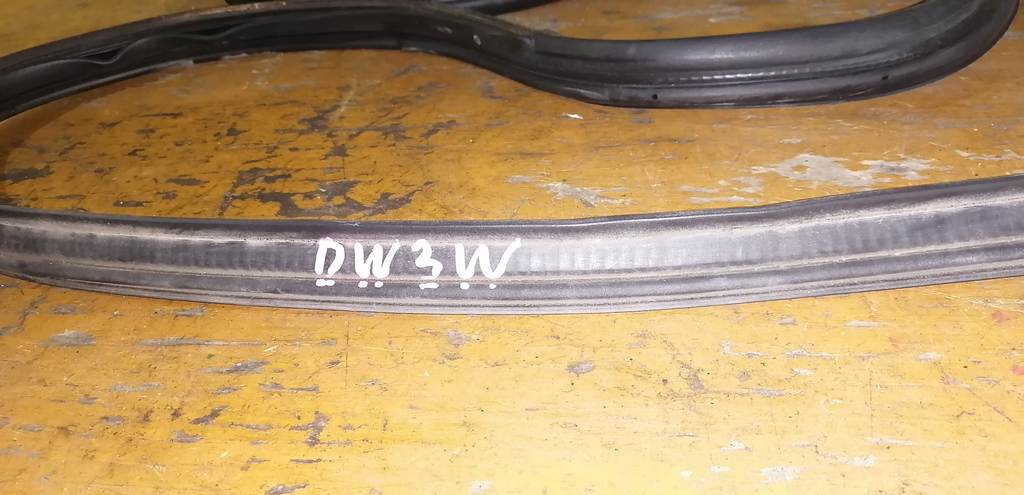 DEMIO DW5W УПЛОТНИТЕЛЬ 5-Й ДВЕРИ Mazda Demio 1
