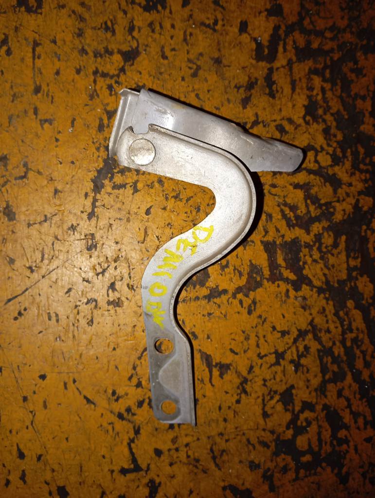 DEMIO DW3W ПЕТЛЯ КАПОТА ПРАВАЯ Mazda Demio 1