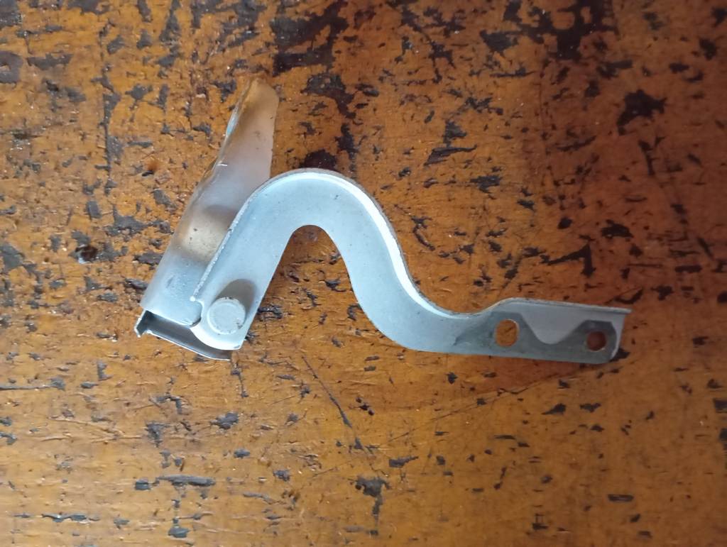 DEMIO DW3W ПЕТЛЯ КАПОТА ПРАВАЯ 1 Mazda Demio 1