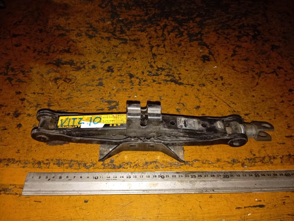 домкрат Toyota Vitz 0