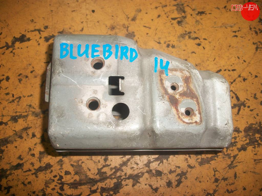 кронштейн усилителя бампера Nissan Bluebird