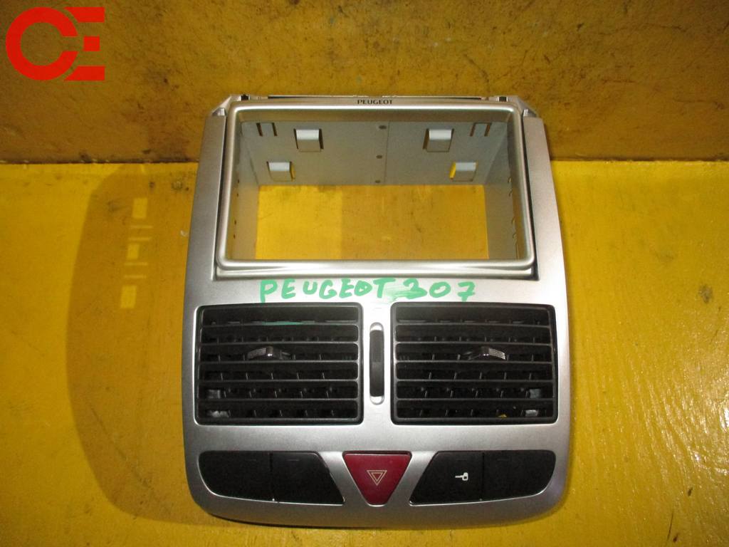консоль магнитофона Peugeot 307